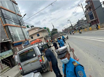 ट्राफिक प्रहरीको लापसे चेकिङ :  भक्तपुरबाट दुई जना चालक नियन्त्रणमा